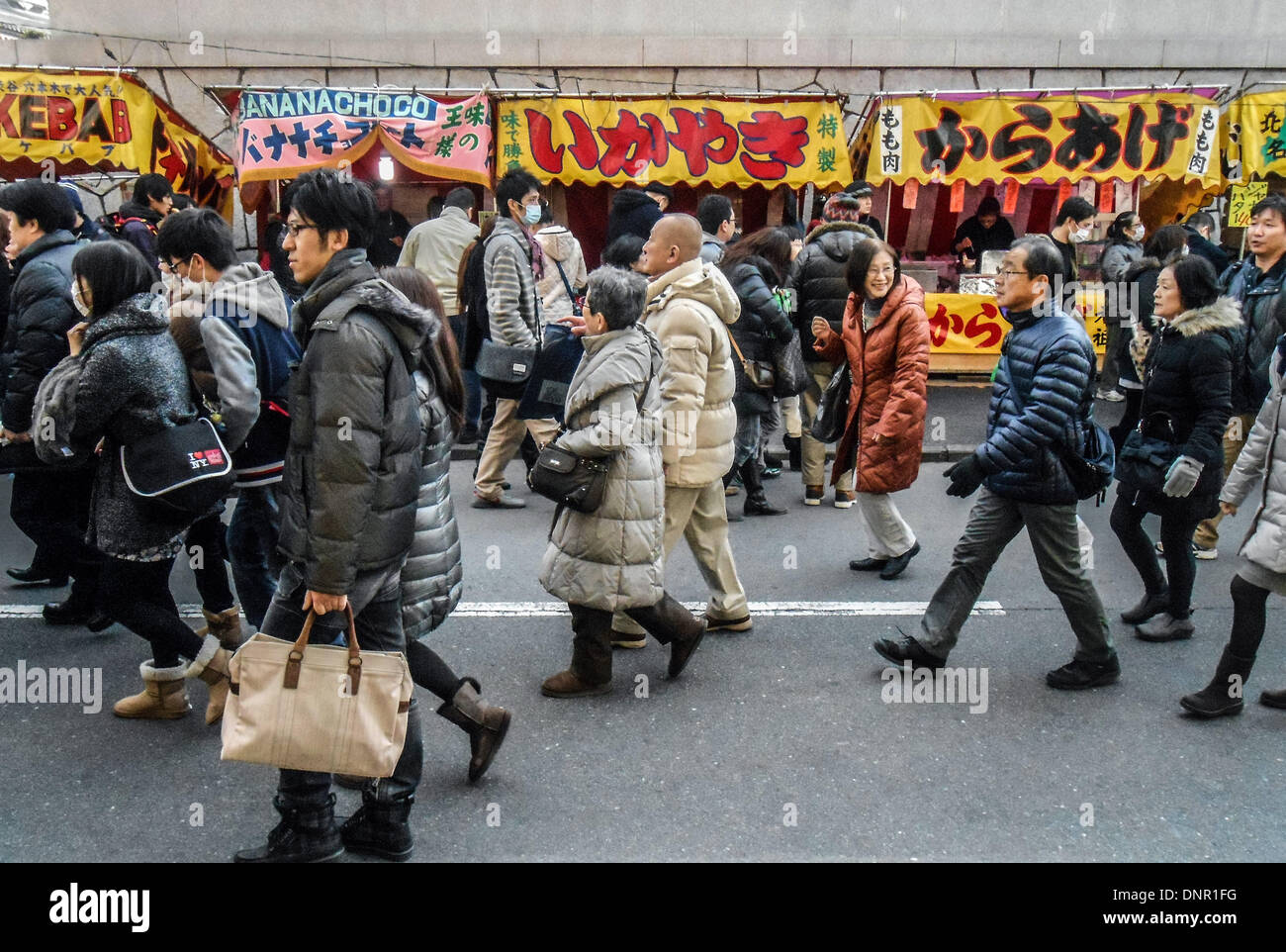 Tokio, Japan. 4. Januar 2014. Menschen warten, um Neujahr beten bei Kawasaki Daishi Heikenji Tempel in Kawasaki, südlich von Tokio 4. Januar 2014. 4. Januar 2014. Bildnachweis: Hitoshi Yamada/NurPhoto/ZUMAPRESS.com/Alamy Live-Nachrichten Stockfoto