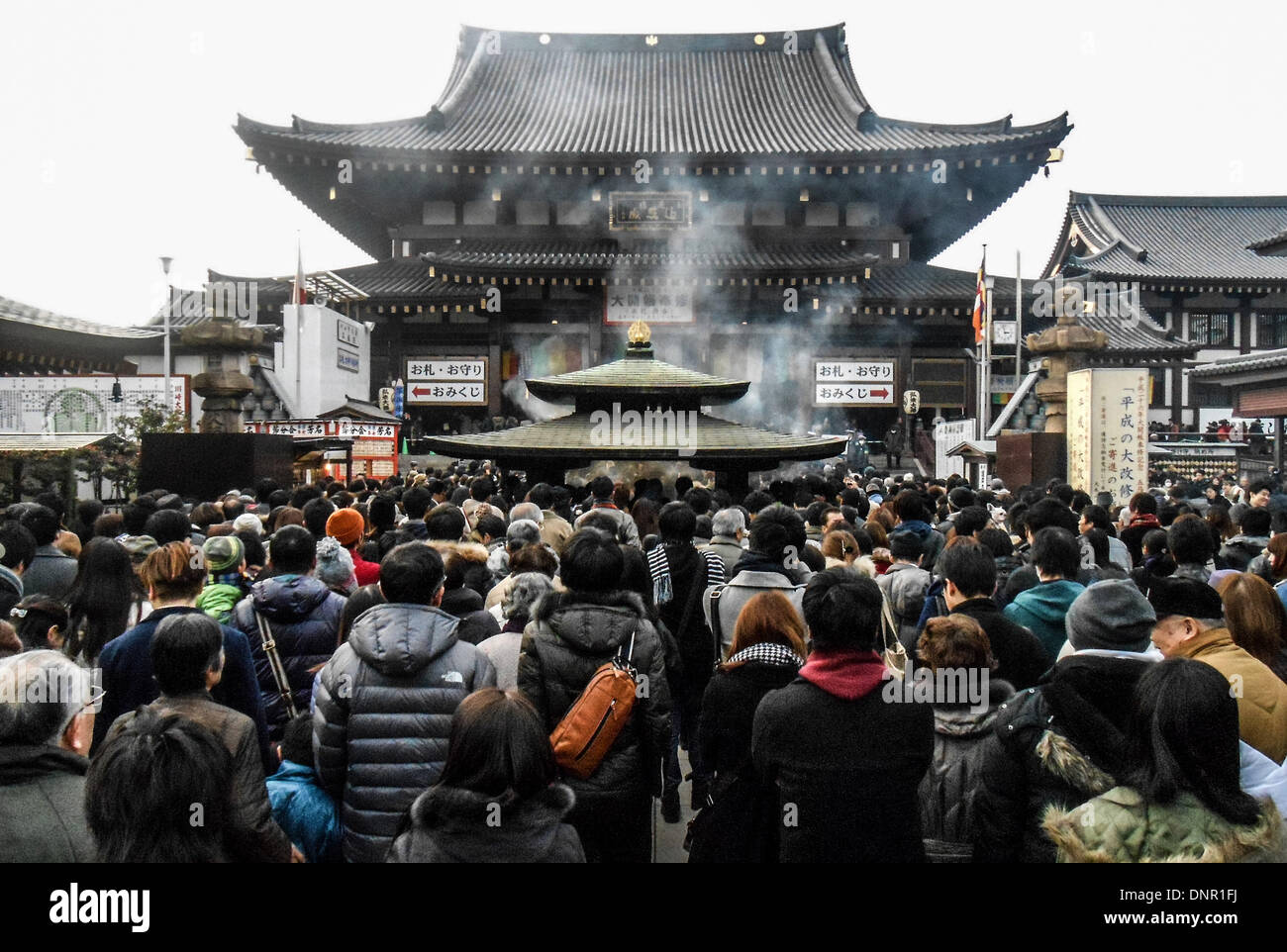 Tokio, Japan. 4. Januar 2014. Menschen warten, um Neujahr beten bei Kawasaki Daishi Heikenji Tempel in Kawasaki, südlich von Tokio 4. Januar 2014. 4. Januar 2014. Bildnachweis: Hitoshi Yamada/NurPhoto/ZUMAPRESS.com/Alamy Live-Nachrichten Stockfoto