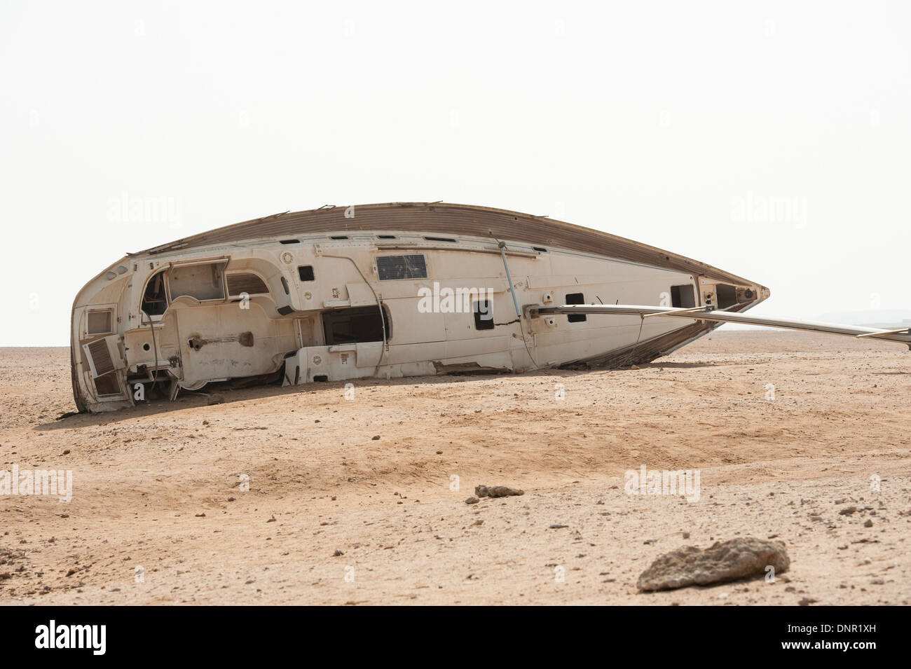 Wrack einer verlassenen Segelboot Yacht liegen in der Wüste Stockfoto