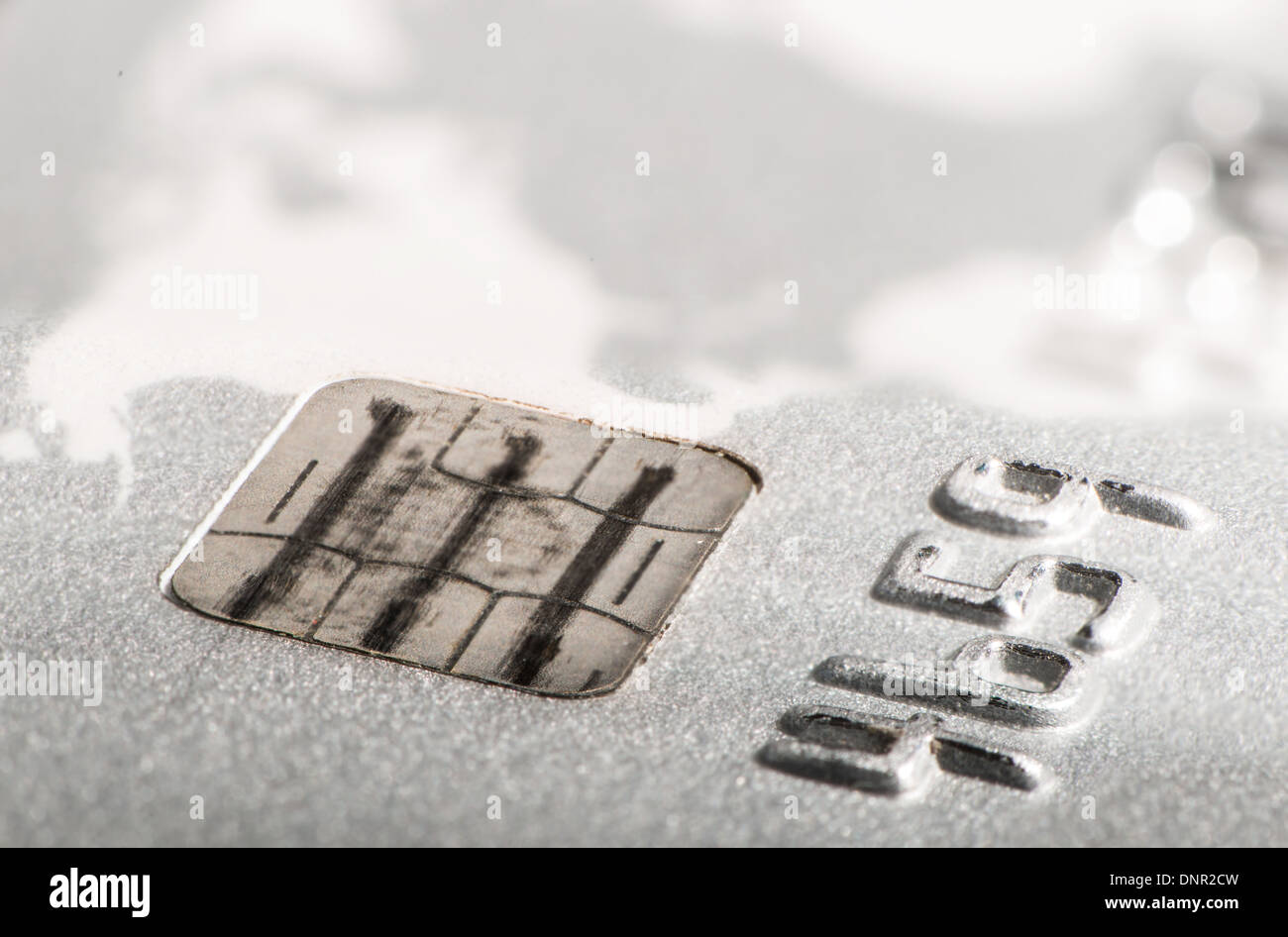 Kreditkarten und Banknoten auf Zeitung. Makroaufnahme Stockfoto