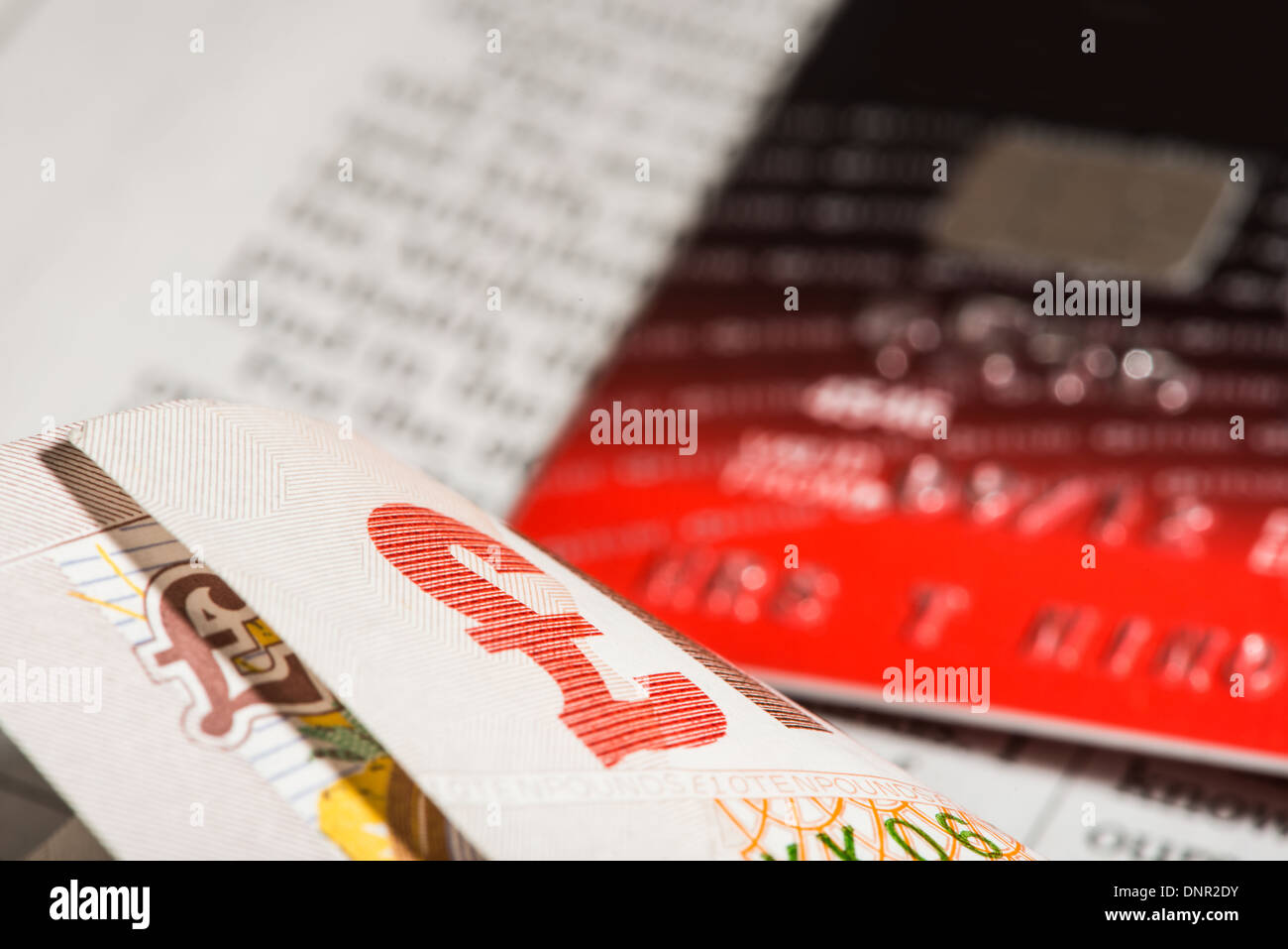 Kreditkarten und Banknoten auf Zeitung. Makroaufnahme Stockfoto
