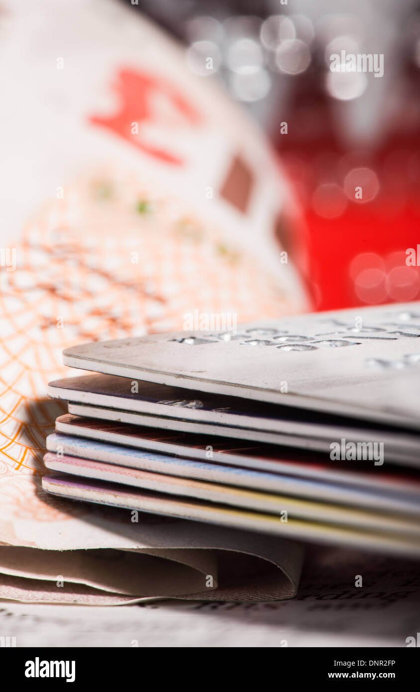 Kreditkarten und Banknoten auf Zeitung. Makroaufnahme Stockfoto
