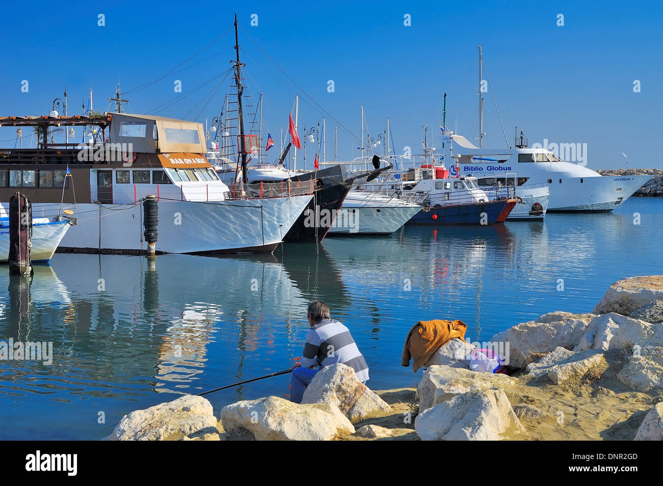 Angeln am Hafen von Larnaca, Zypern. Stockfoto