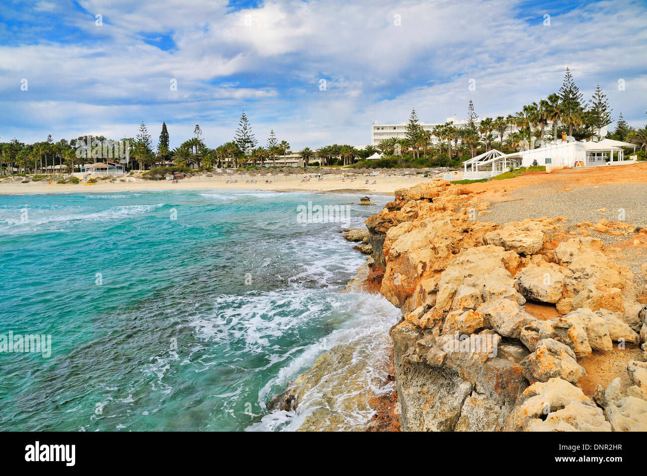 Raue Küste neben Nissi Beach in Ayia Napa, Zypern. Stockfoto