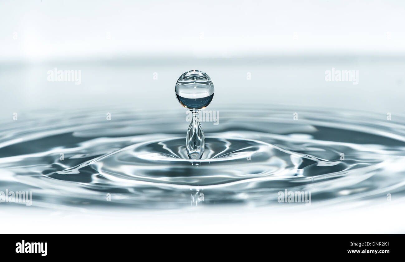 Tropfen Sie in Wasser. Blauen Wassertropfen Makroaufnahme Stockfoto