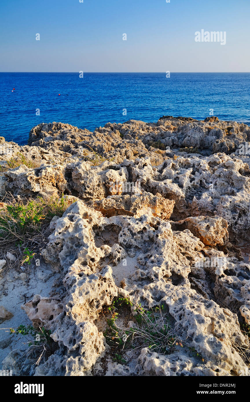 Die untergehende Sonne bescheint eine Felsformation im Nissi Beach in Ayia Napa, Zypern. Stockfoto