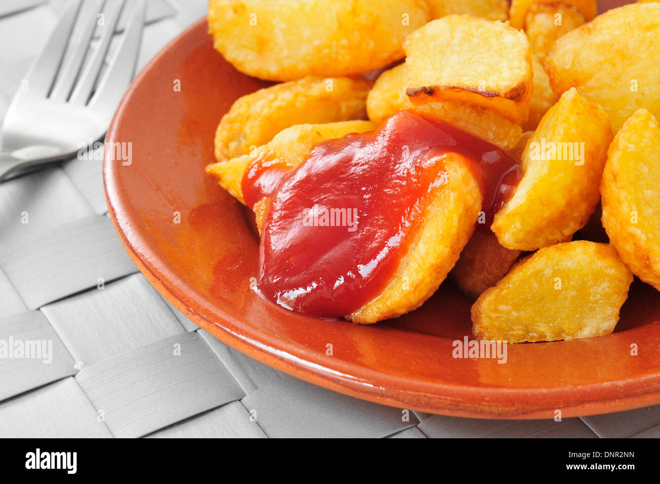 Nahaufnahme von einem Teller mit typisch spanische Patatas Bravas, gebratene Kartoffeln mit scharfer sauce Stockfoto