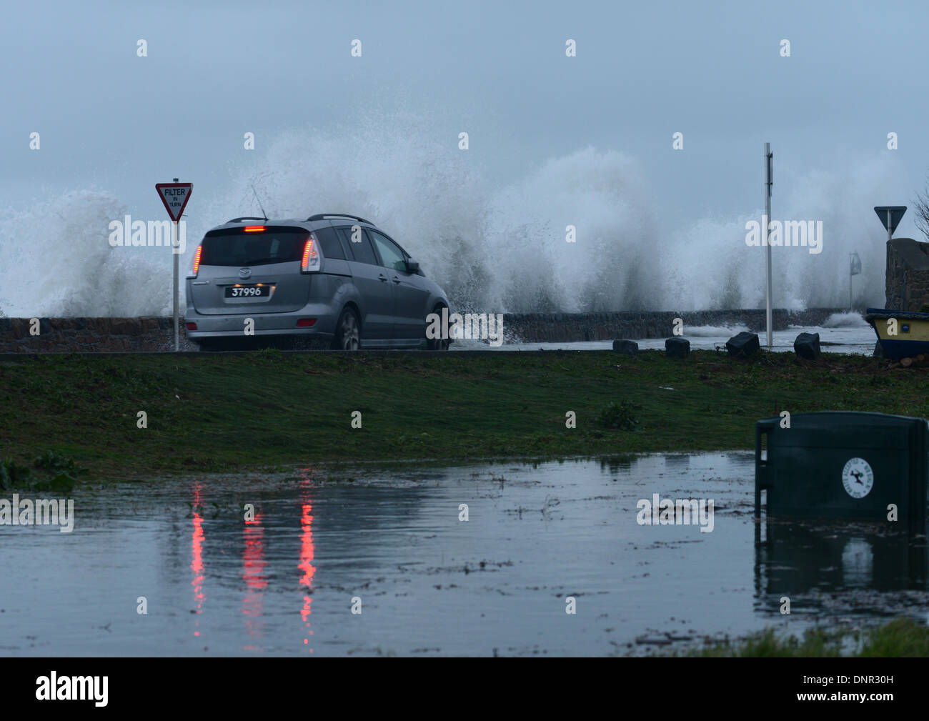 Cobo Bay, Guernsey. 4. Januar 2013. Starke Winde und 10 Meter hohen Gezeiten zusammenfallen, um Chaos und Road Verschlüsse zu verursachen. Teile der Westküste waren unpassierbar durch Überschwemmungen und Felsen, die durch die starke Meere übersät Teile der Straßen geworfen wurden. © Robert Smith/Alamy Stockfoto