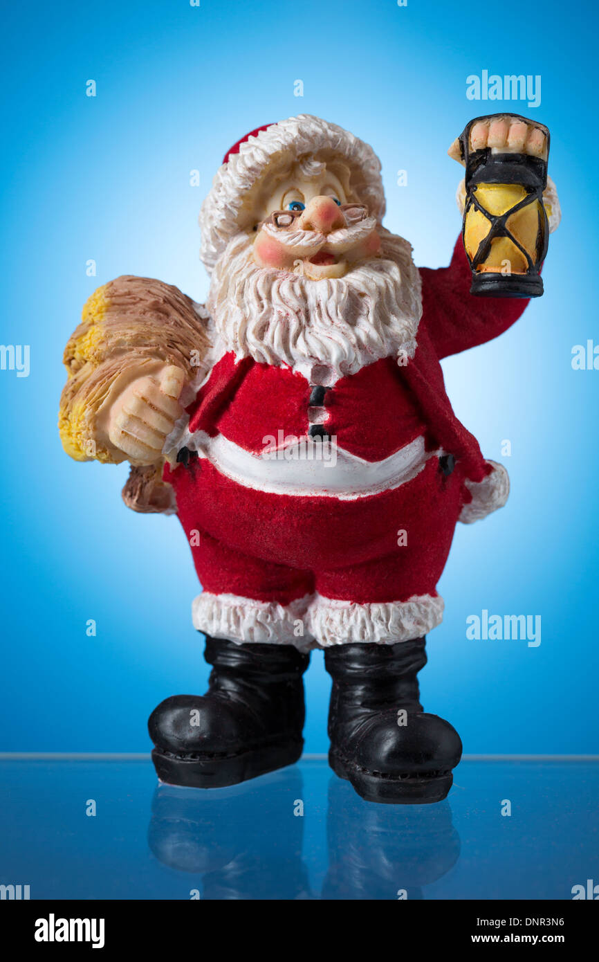 Santa Claus Figur auf blaue Flecken, Mystik Weihnachten. Stockfoto