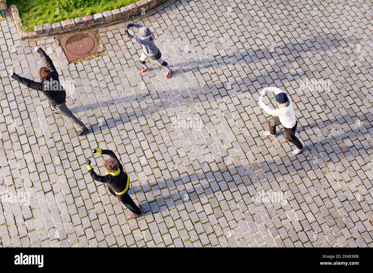 Paris, Frankreich - Gruppe praktizieren Tai Chi Übungen im "Parc de Belleville" Stockfoto