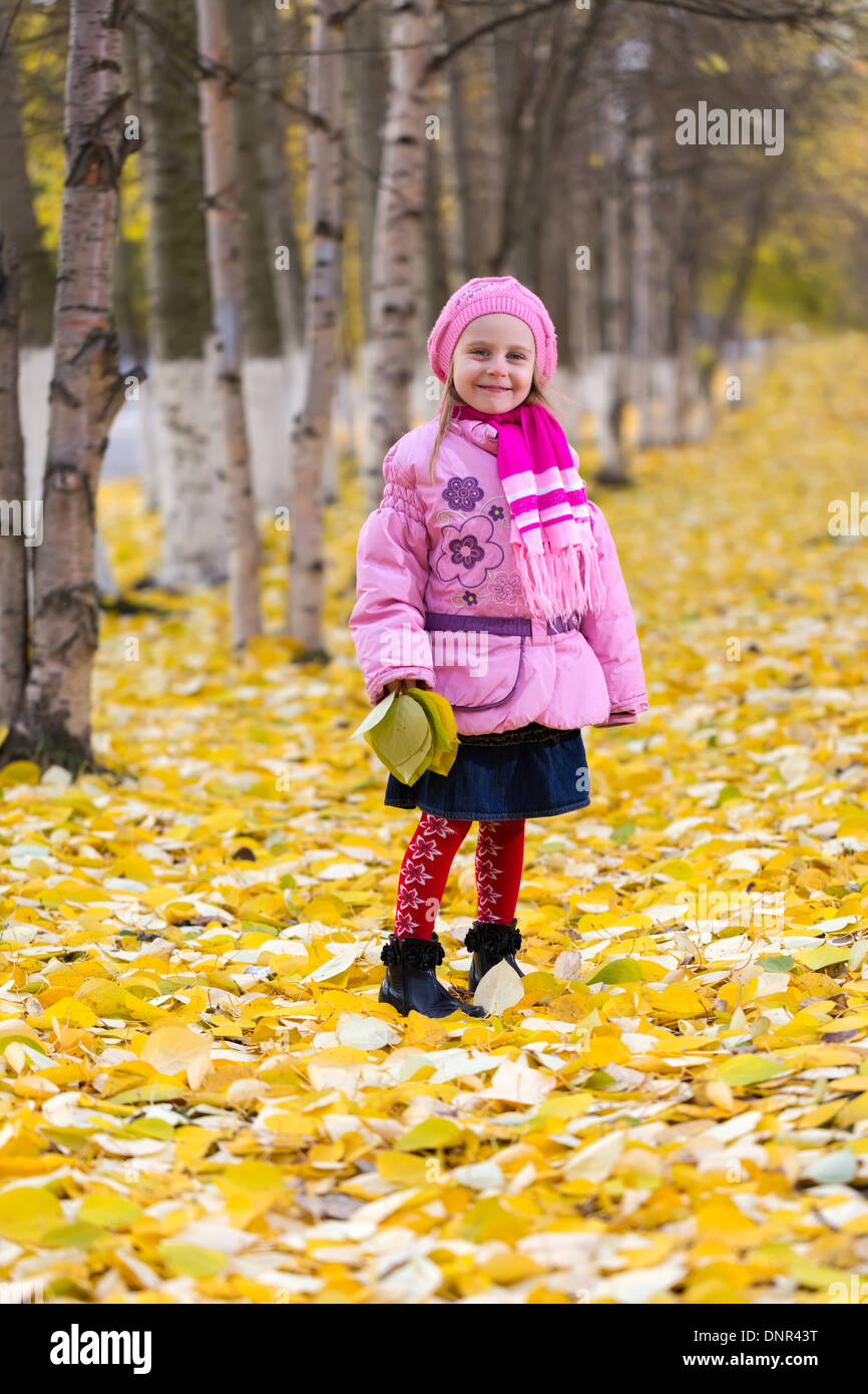 kleines Mädchen in eine rosa Jacke in der Herbst-Gasse Stockfoto