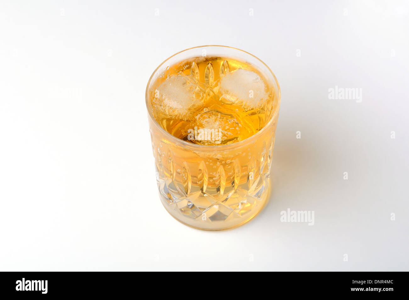 Whisky und Mixer mit Eis Stockfoto