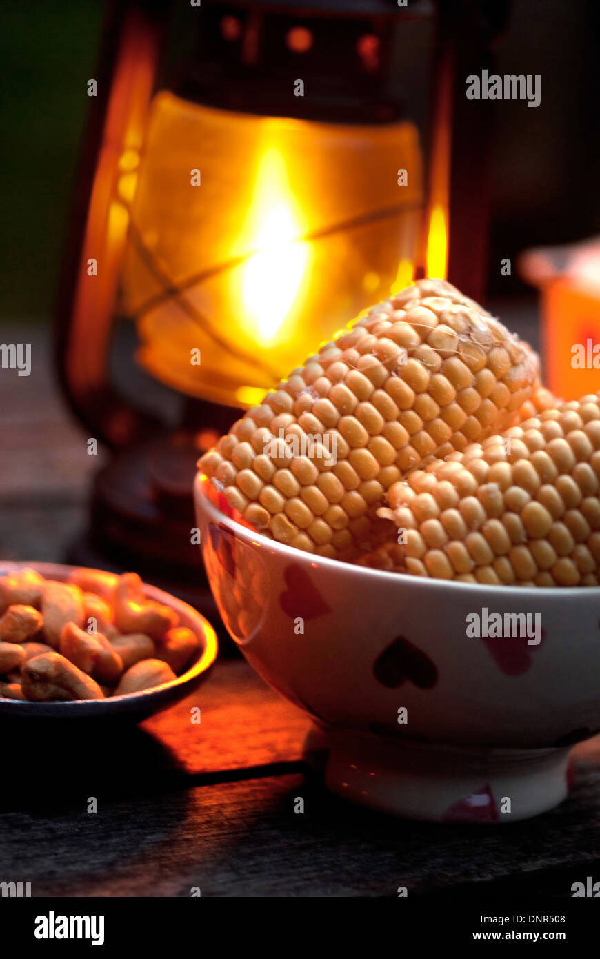 Maiskolben zum Grillen / Zuckermais und Cashew-Nüssen Stockfoto