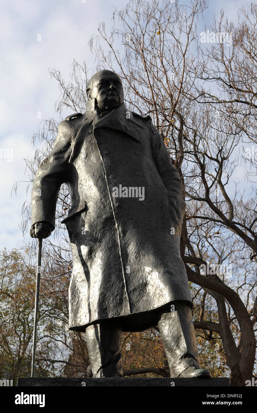 Die Statue Von Sir Winston Churchill Im Parlamentsplatz Stockfotos und ...