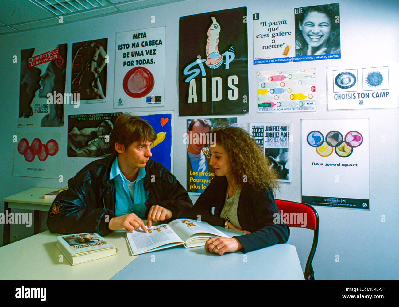 Paris, Frankreich, Französisch AIDS Gesundheitskrise Werbung HIV Prävention Kampagne Vintage Plakate an der Wand im Büro von N.G.O., The CRIPS (Benoit Felix) AIDS HIV Kampagne, Europa, französisch Menschen in hiv AIDS AIDS Stockfoto