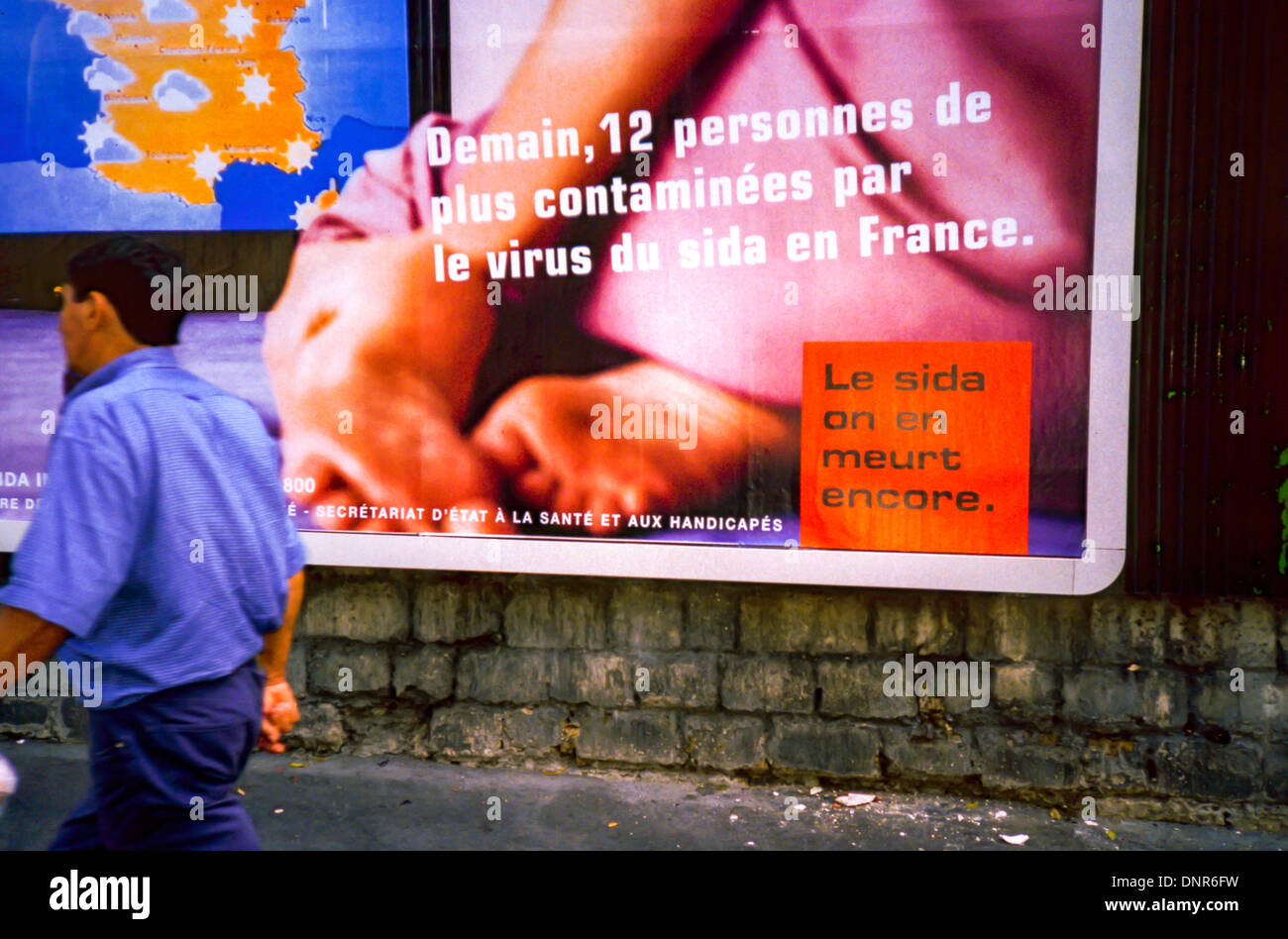 P-aris, Frankreich, Französische AIDS HIV Prävention Straßenplakate Gesundheitskrise Reklametafeln Kampagne Vintage Poster on Wall (Sida-Info-Service), Mann, der vorbei geht Stockfoto