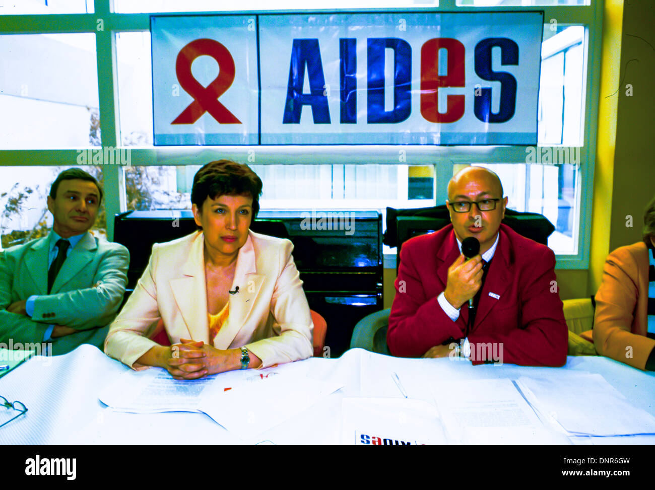 Paris, Frankreich, Französisch Aids Gesundheit Krise Treffen BERATER Französisch Ex-Gesundheitsministerin Roselyn Bachelot, G. Brucker, und Pres. AIDES, Christian Saout, Women's Conservvative Campaign (weibliches Kondom (auch bekannt als Femidom), Referenten, franzosen in hiv Aids, hiv-Kampagne europa Stockfoto
