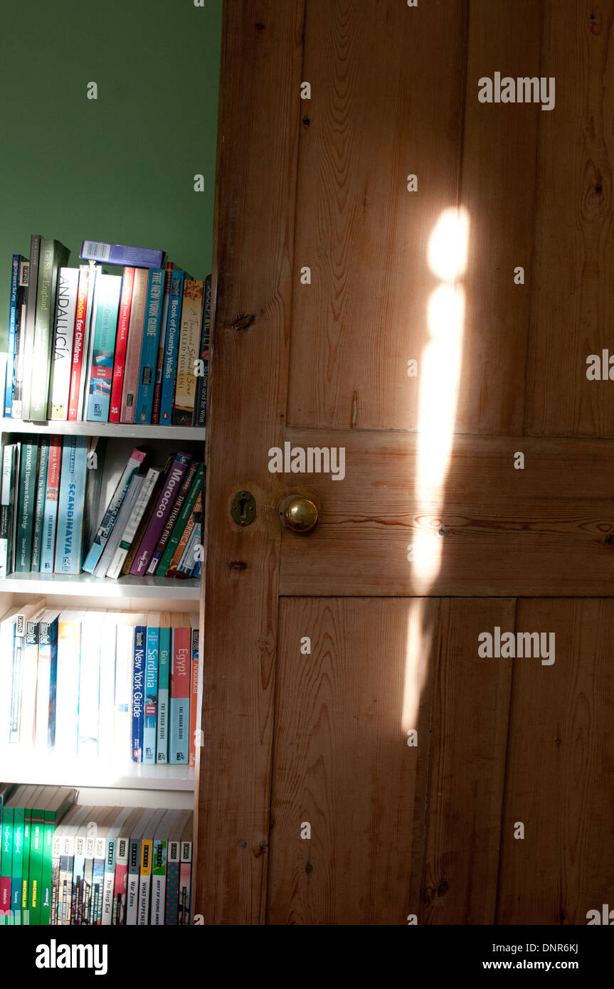 Sonnenlicht auf Holztür Stockfoto