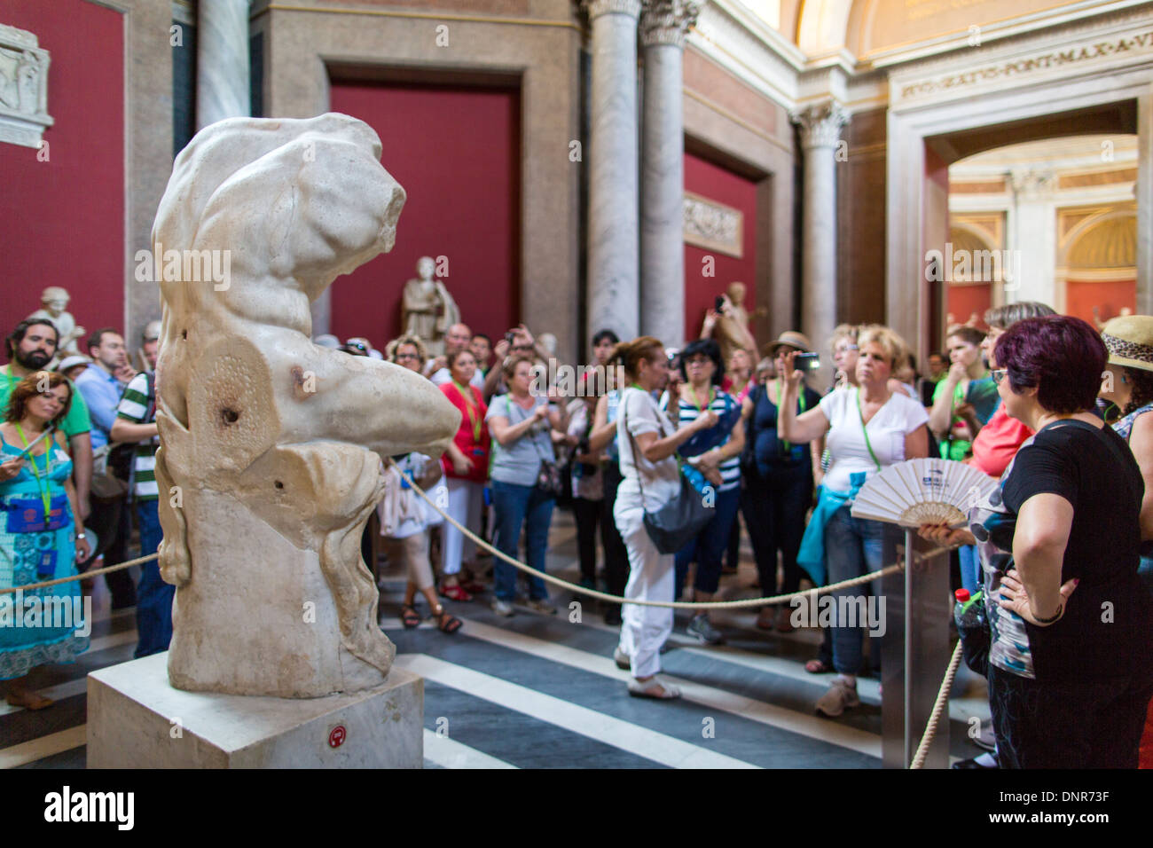Statue und Touristen in den Vatikanischen Museen, Vatikanstadt, Rom, Italien, Europa Stockfoto