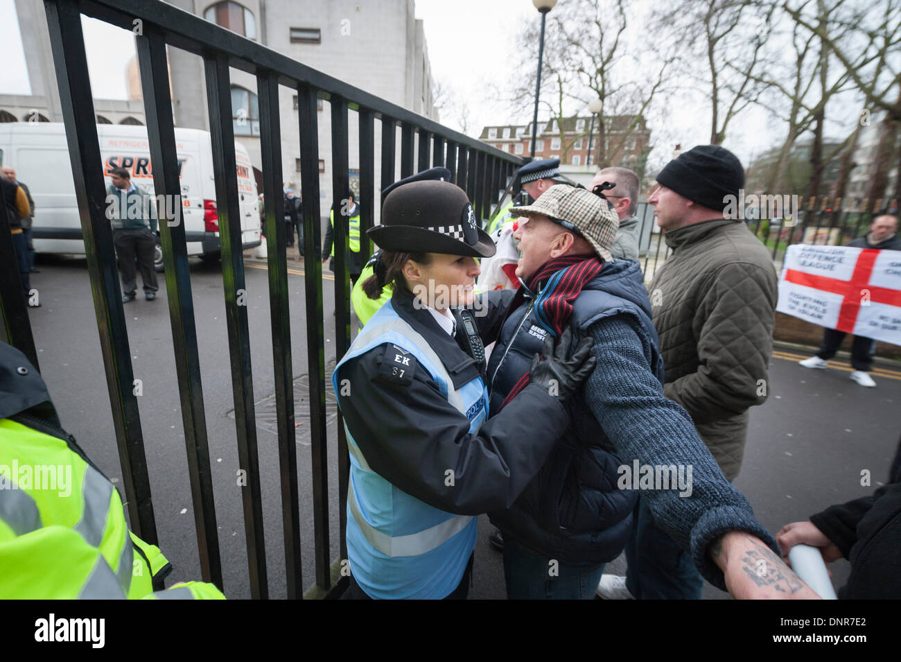 Zentralmoschee, London, UK. 4. Januar 2014. Frustriert EDL, Englisch Volunteer Force & andere Konzerne Protest außerhalb der Zentralmoschee, Regents Park, London, in der Frustration, die Anjem Choudarys vorgeschlagenen Anti-Glücksspiel Demo früher an diesem Tag nicht weiter gehen. Bildnachweis: Lee Thomas/Alamy Live-Nachrichten Stockfoto