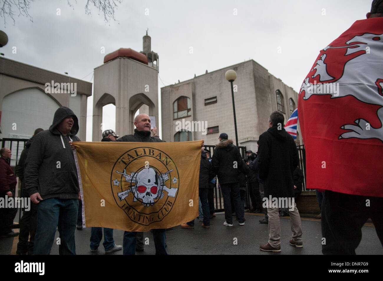 London, UK. 4. Januar 2014. Rechtsextreme Aktivisten stellen mit ihren Fahnen vor Regents Park Moschee. Bildnachweis: Paul Davey/Alamy Live-Nachrichten Stockfoto