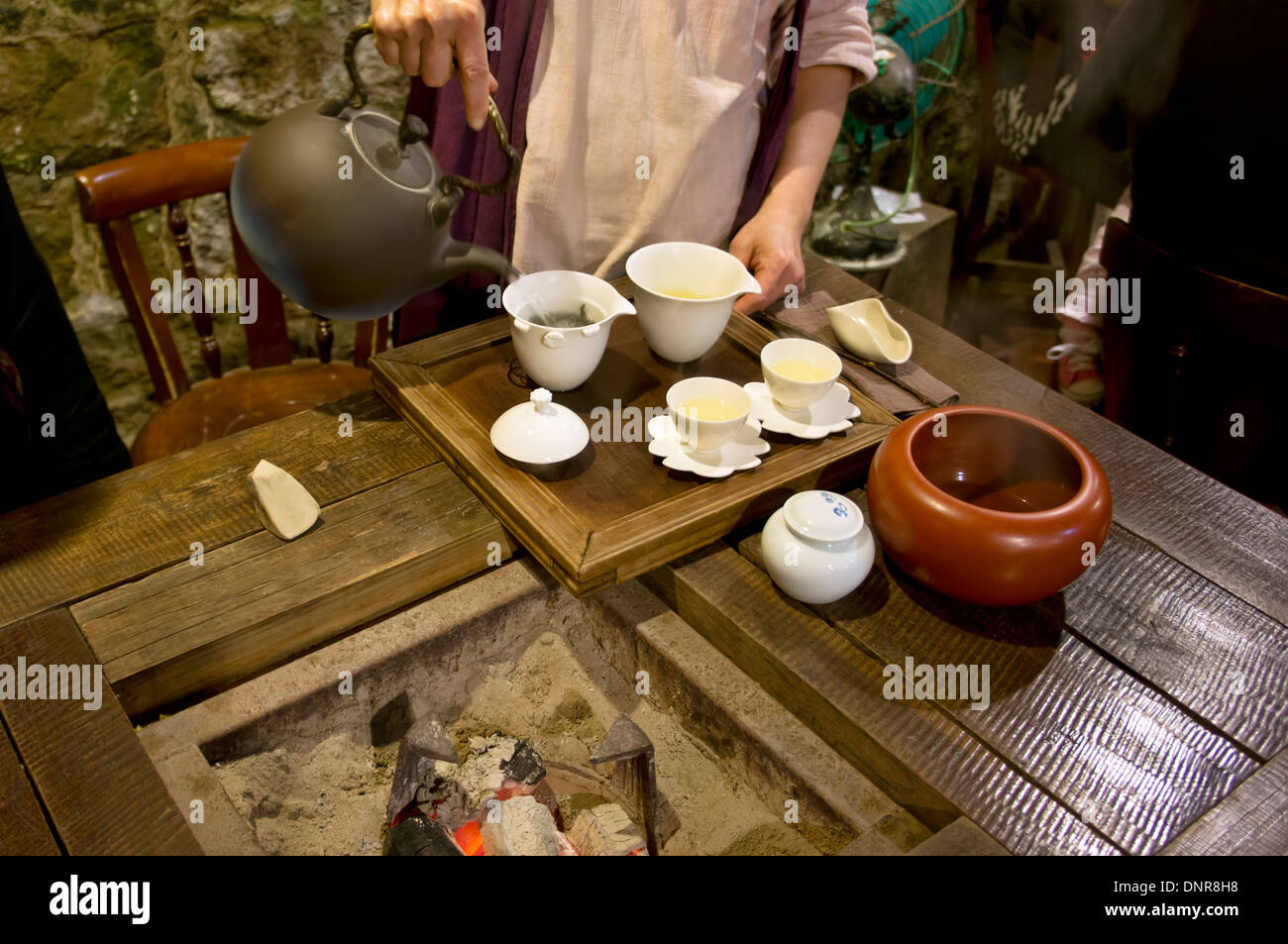 Man gießt kochendes Wasser in einen Topf mit Tee serviert Tee Blätter in einem Teehaus, Jioufen, Taiwan Stockfoto