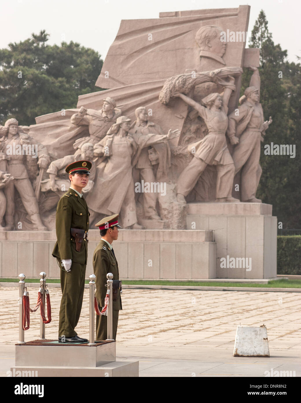 Peking, China. 16. Oktober 2006. Ein paar Soldaten der chinesischen Volksbefreiungsarmee (PLA) Wache von einer heroischen Skulptur von Arbeitern, Bauern und Soldaten nahe dem Eingang zum Chairman Mao Memorial Hall, allgemein bekannt als das Mausoleum von Mao Zedong, seine die letzte Ruhestätte. Diese sehr beliebte Attraktion befindet sich im Platz des himmlischen Friedens in Peking, die Hauptstadt der Volksrepublik China © Arnold Drapkin/ZUMAPRESS.com/Alamy Live-Nachrichten Stockfoto