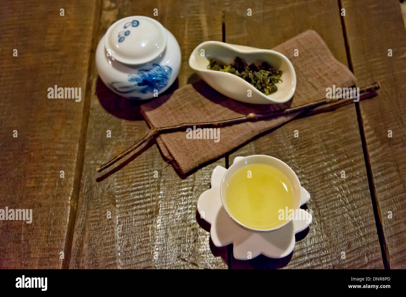 Tasse gefüllt mit Tee und Tee-Sets-Teil im Hintergrund, Jioufen, Taiwan Stockfoto
