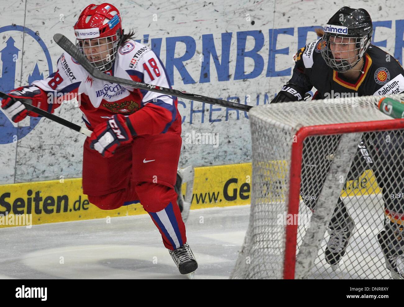 Garmisch-Partenkirchen, Deutschland. 4. Januar 2014. Deutschlands Tanja Eisenschmid (R) in Aktion gegen Russlands Olga Sosina während der Frauen Nationen Cup 2014 Eishockey match zwischen Deutschland und Russland in Garmisch-Partenkirchen, Deutschland, 4. Januar 2014. Foto: KARL-JOSEF HILDENBRAND/Dpa/Alamy Live News Stockfoto
