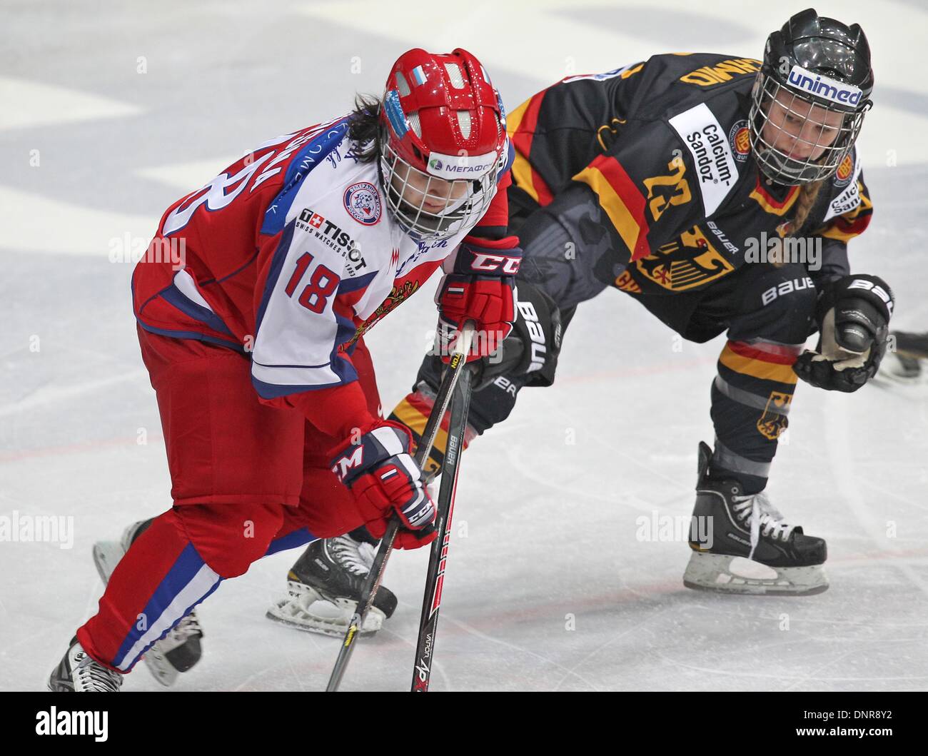 Garmisch-Partenkirchen, Deutschland. 4. Januar 2014. Deutschlands Tanja Eisenschmid (R) in Aktion gegen Russlands Olga Sosina während der Frauen Nationen Cup 2014 Eishockey match zwischen Deutschland und Russland in Garmisch-Partenkirchen, Deutschland, 4. Januar 2014. Foto: KARL-JOSEF HILDENBRAND/Dpa/Alamy Live News Stockfoto