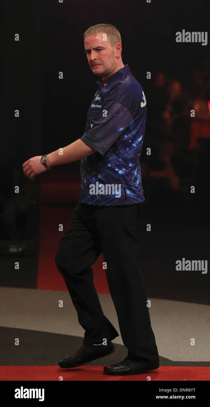 Frimley Green, Surrey, UK. 4. Januar 2014. Wesley Harms (NETH) (schwarzes Hemd) BEATS Paul Jennings (Eng) (blaues Hemd) in ihrem ersten Vorrundenspiel bei der BDO Dart-Meisterschaft, am See, Frimley Green, Surrey. © Joanne Roberts/Alamy Live News Bildnachweis: Joanne Roberts/Alamy Live-Nachrichten Stockfoto