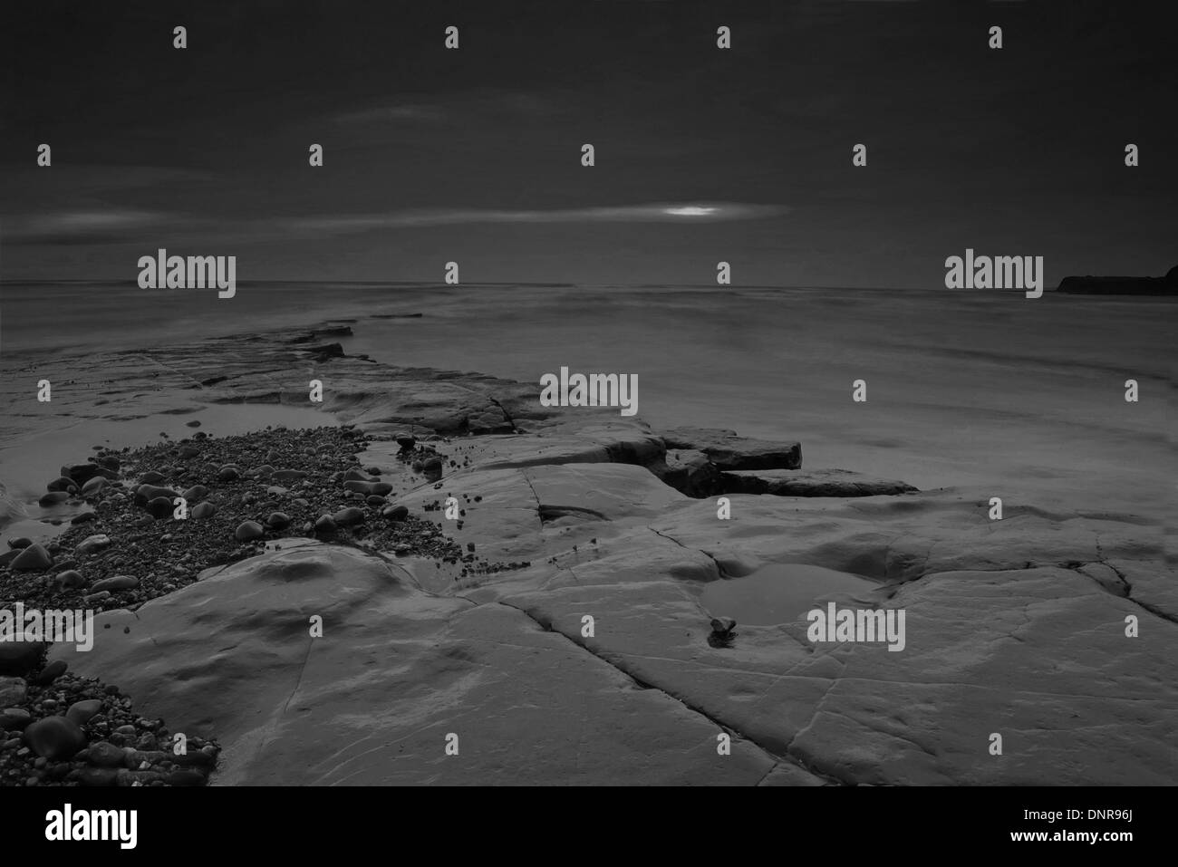 Ein Sonnenuntergang am Kimmeridge Bucht an der Jurassic Coast, Isle Of Pubeck, Dorset, England, Vereinigtes Königreich, schwarz und weiß Stockfoto