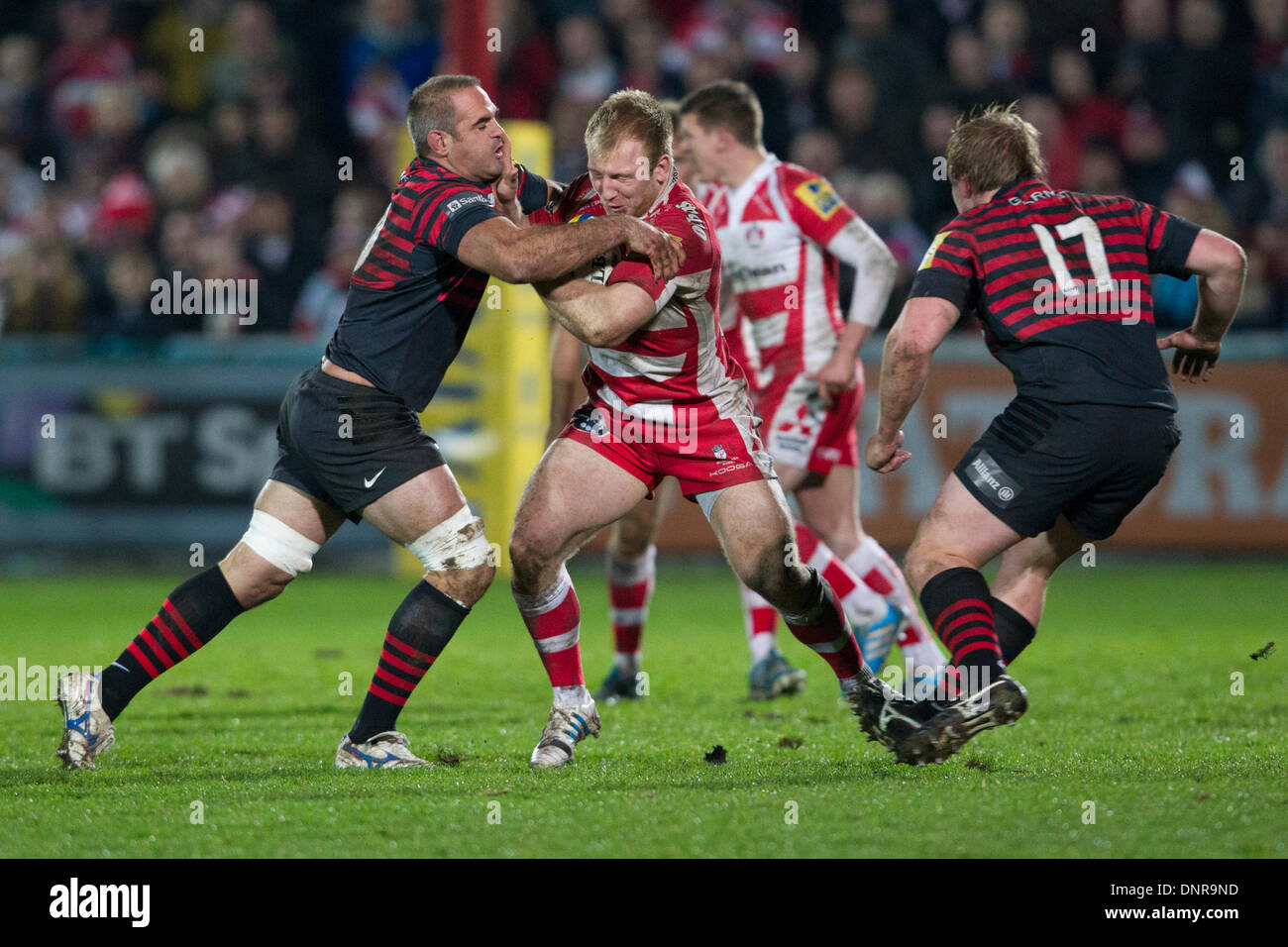 Gloucester, Großbritannien. 4. Januar 2014. Matt KVESIC (Gloucester Rugby) trägt den Ball während des Spiels der Aviva Premiership zwischen Gloucester V Sarazenen vom Kingsholm Stadium. Bildnachweis: Aktion Plus Sport/Alamy Live-Nachrichten Stockfoto