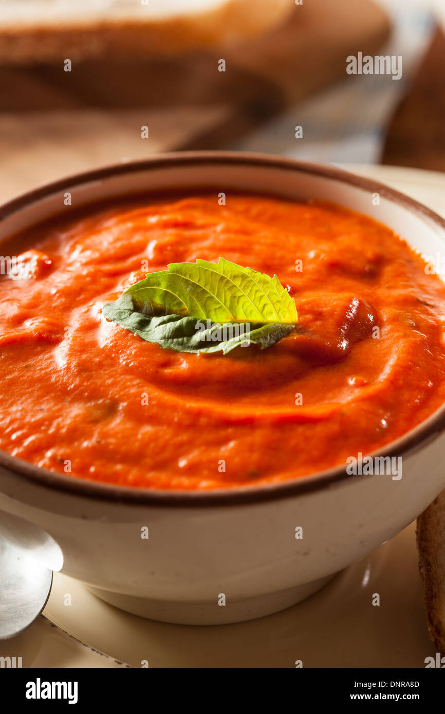 Cremige Tomatensuppe Basilikum Bisque mit Brot Stockfoto
