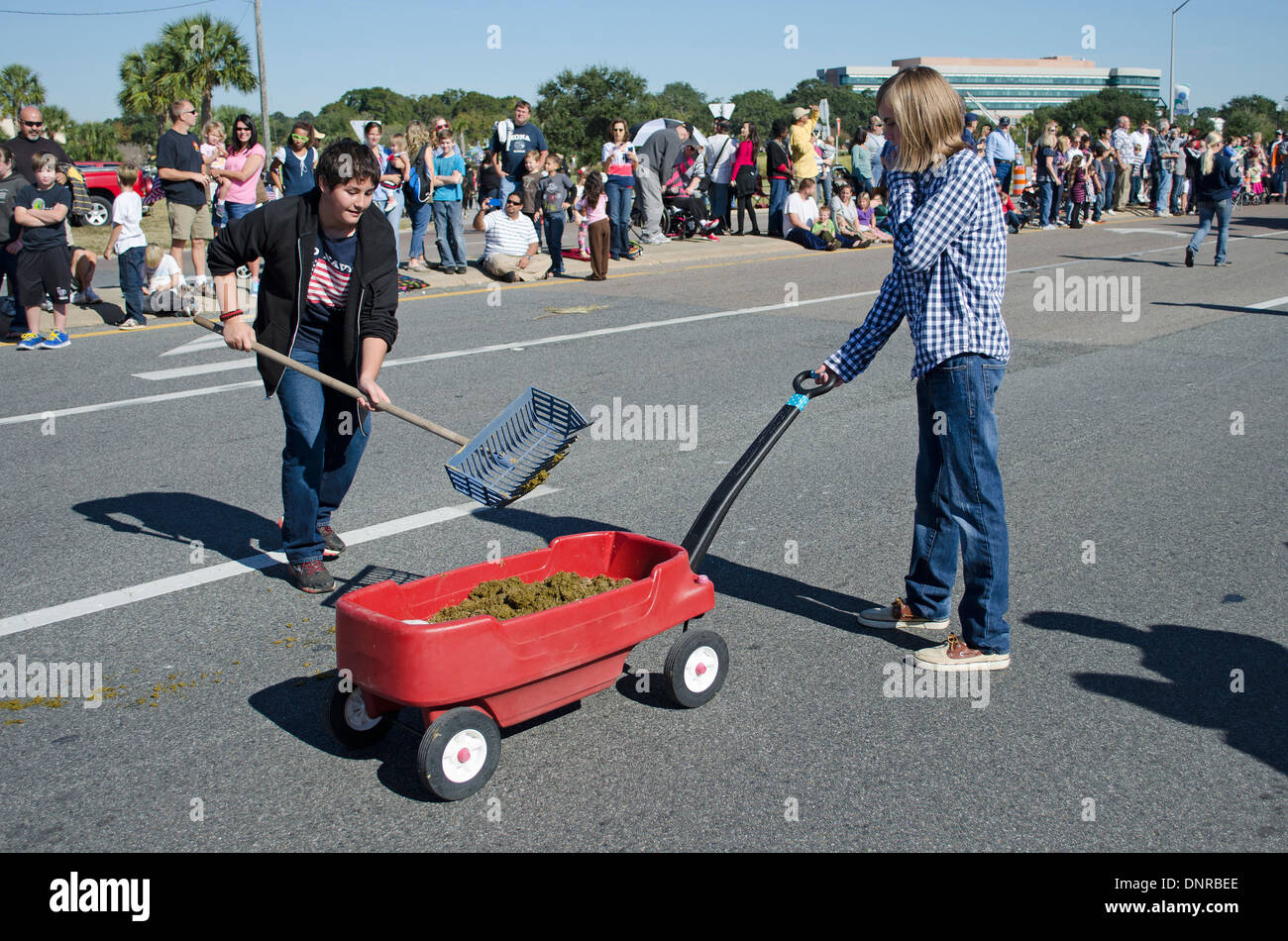 Nach der Parade. Aufräumen der Pferd Kot Veterans Day Pensacola Florida USA Stockfoto