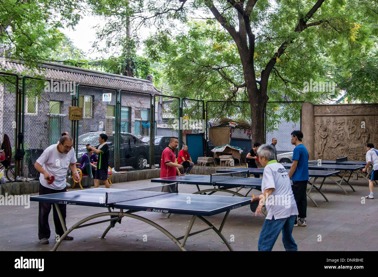 Menschen spielen Tischtennis in einem Park, Peking, China Stockfoto