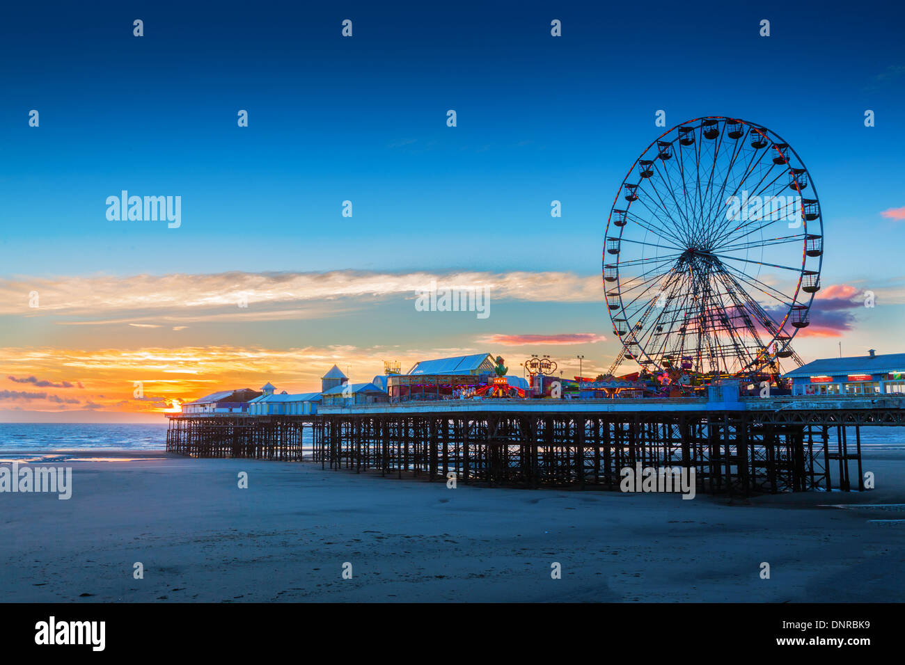 Blackpool Central Pier und Riesenrad bei Sonnenuntergang Stockfoto