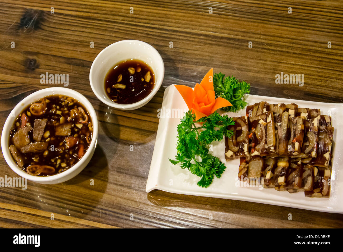 Schweinefleisch-Gelee und geschmortes Schweinefleisch Darm, Peking, China Stockfoto