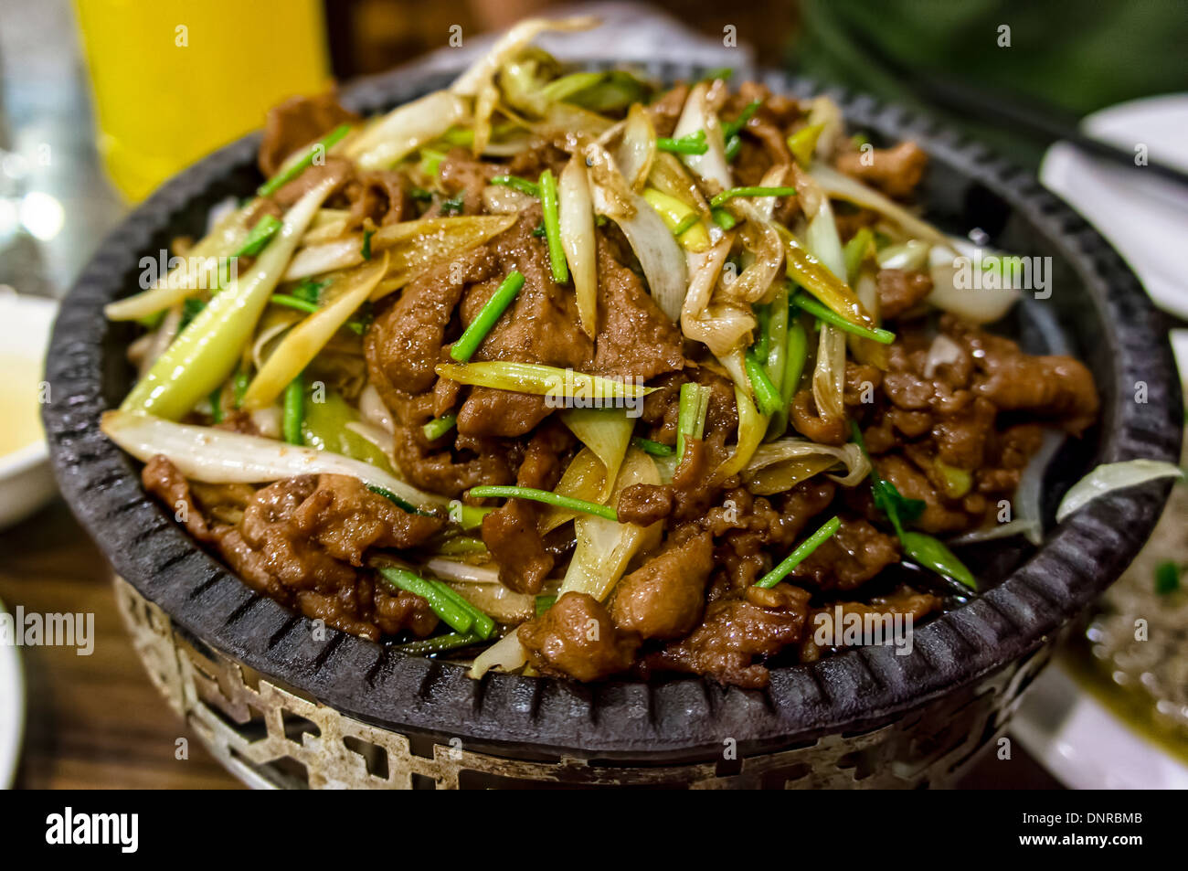 Kurz angebratenes geschreddert Schweinefleisch mit süßer Soja-Paste, Peking, China Stockfoto
