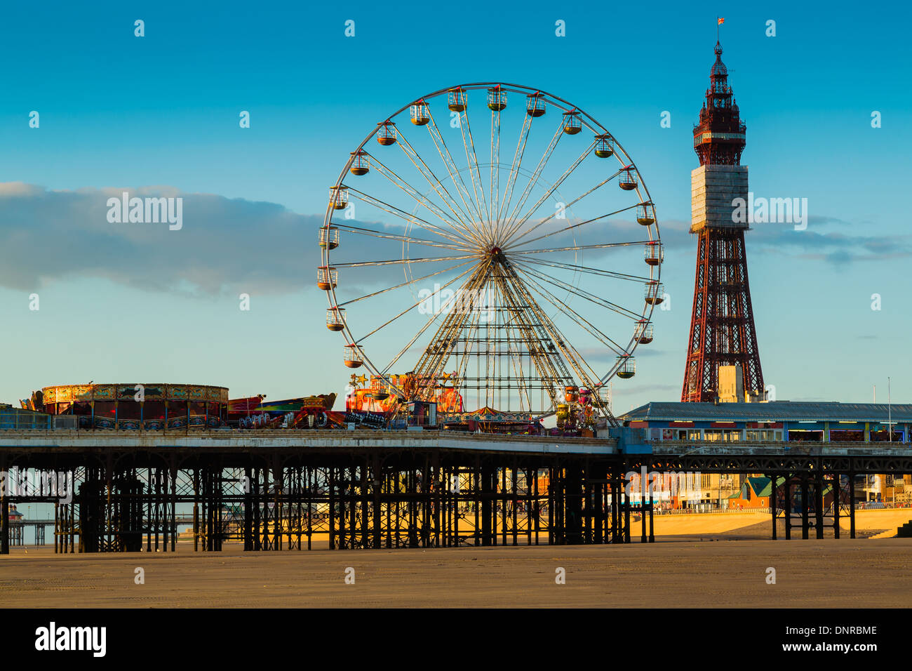 Blackpool Central Pier mit Riesenrad und Turm Stockfoto