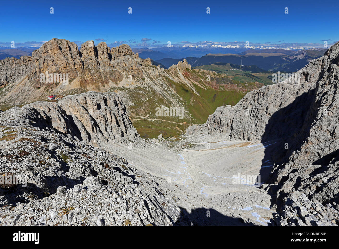 Geologische Aspekte des Rosengartens mountian Massiv. Im Hintergrund die Denti di Terrarossa gipfeln. Die Dolomiten von Südtirol. Italienische Alpen. Stockfoto