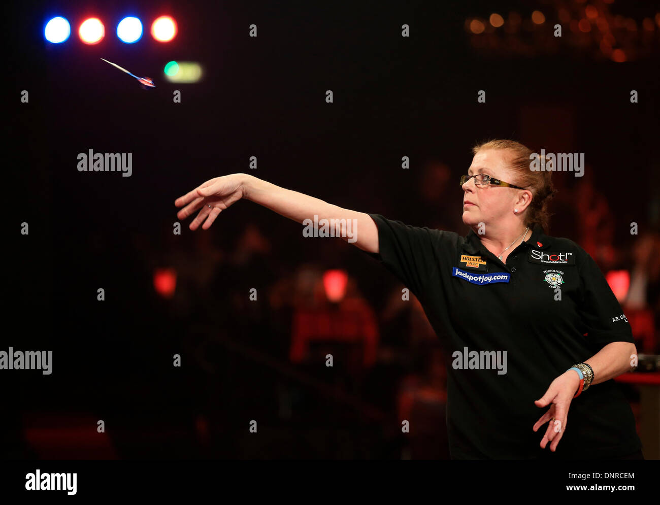 Frimley Green, Surrey, UK. 4. Januar 2014. Rachel Brooks (Eng) (Gläser) spielt Ann Louise Peters (Den) in ihrem ersten Vorrundenspiel bei der BDO Dart Championship, Lakeside, Frimley Green, Surrey. Alle Rechte vorbehalten - F Stop drücken. www.fstoppress.com. Tel: 44 (0) 1335 300098 Credit: Joanne Roberts/Alamy Live News Stockfoto