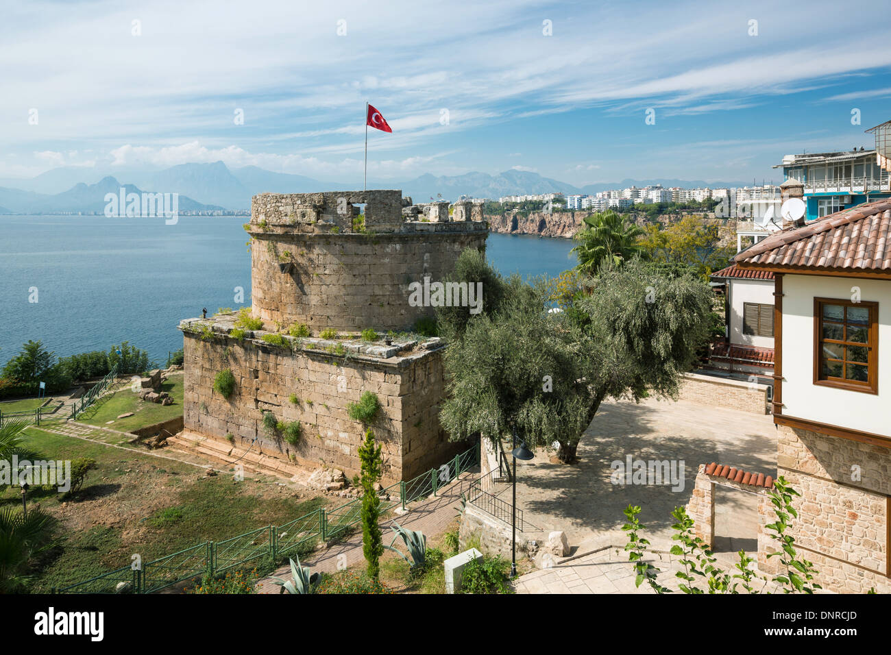 Alten Schlossturm in der Altstadt Kaleici, Antalya. Blick auf die Stadt Antalya, Antalya Bucht und Meer. Stockfoto