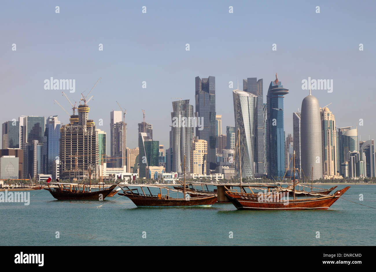 Skyline von Doha mit traditionellen arabischen Dhaus. Katar, Nahost Stockfoto