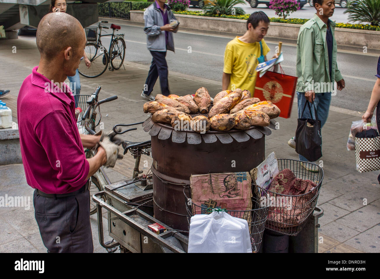 Anbieter von gerösteten Süßkartoffeln in Bejing, China Stockfoto