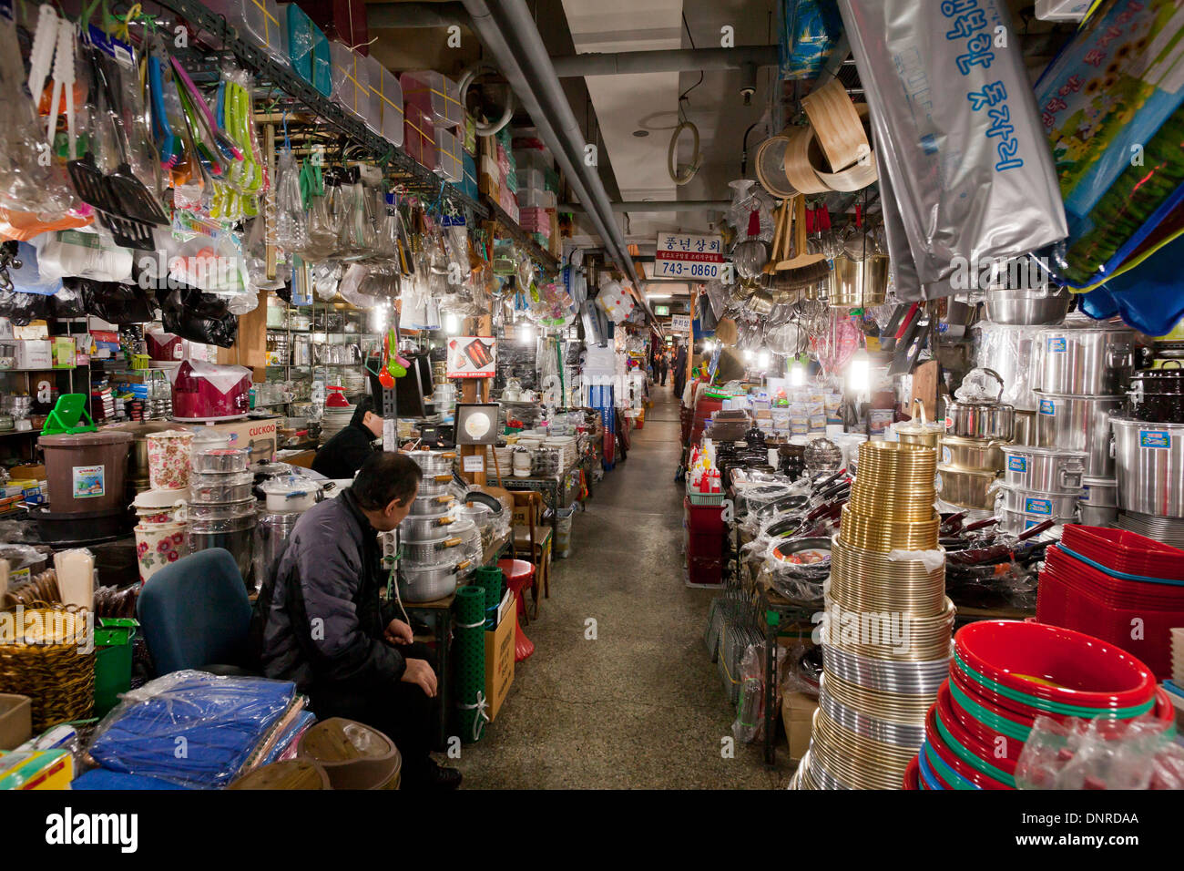 Kochgeschirr-Geschäfte im indoor Shijang (traditionelle Markt) - Seoul, Südkorea Stockfoto