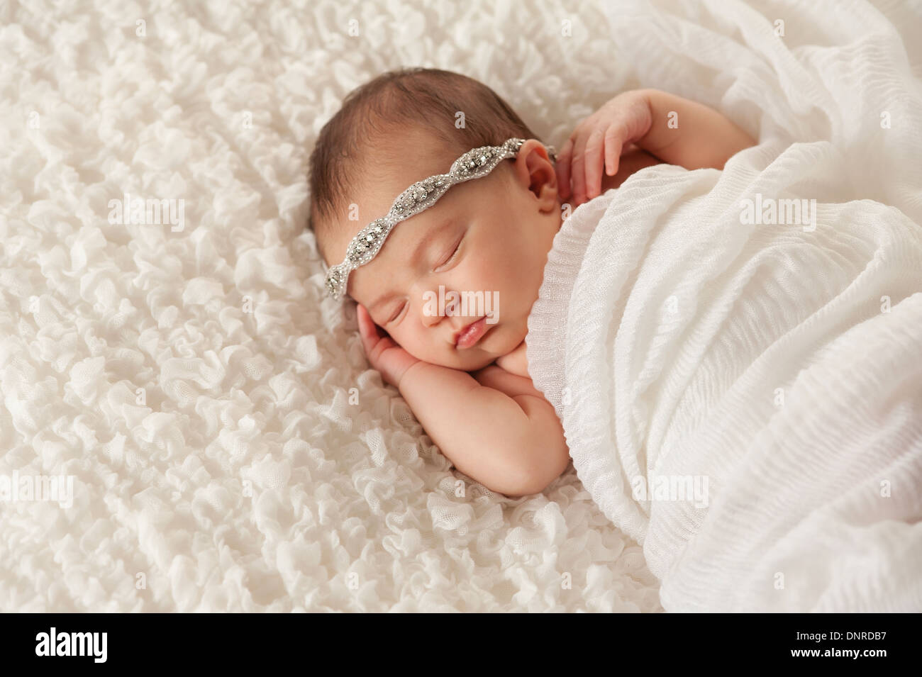 Schlafendes Babymädchen tragen eine Strass Stirnband. Stockfoto