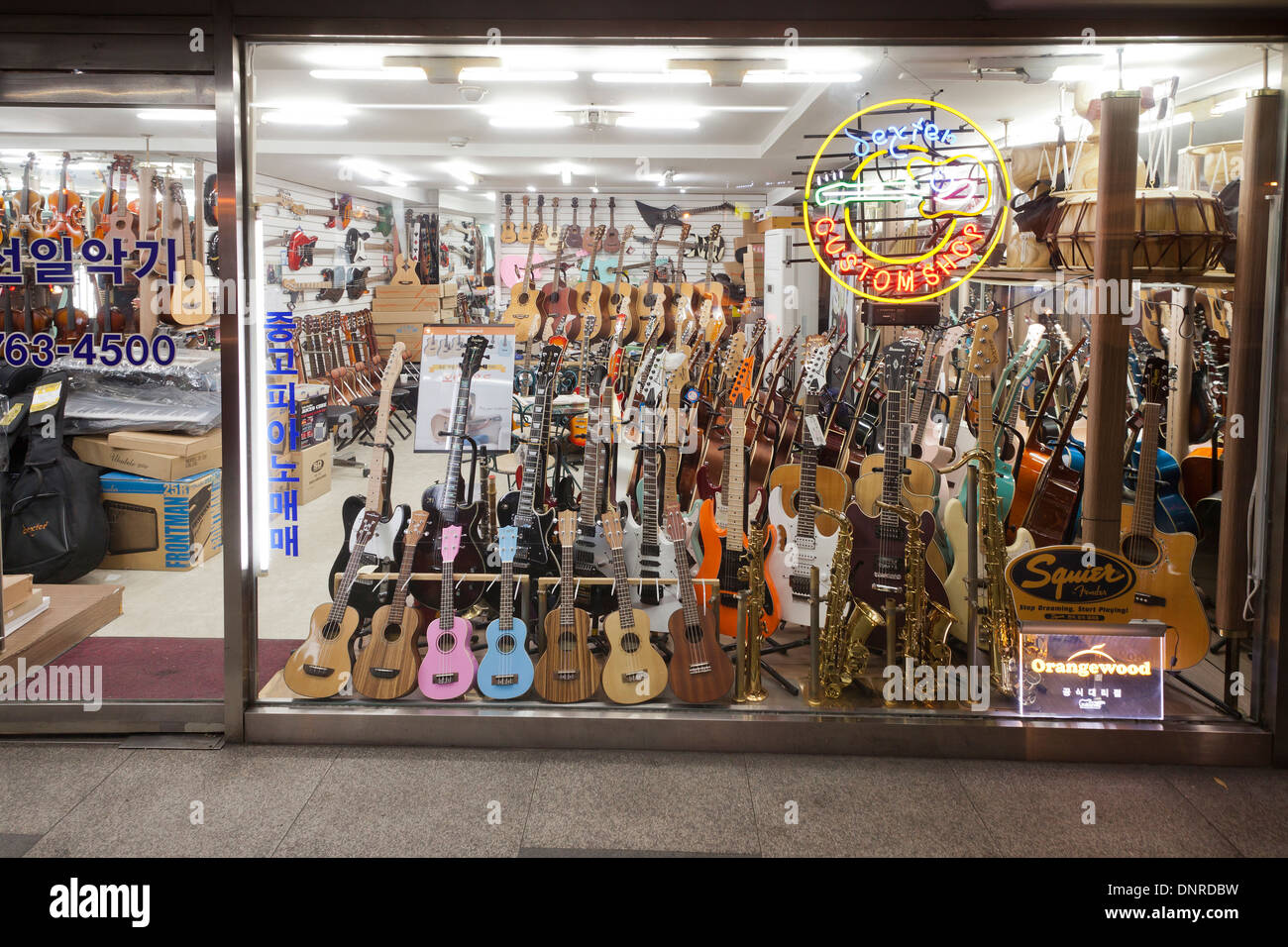 Verschiedene Modelle von Gitarren auf dem Display an Musikladen - Seoul, Südkorea Stockfoto