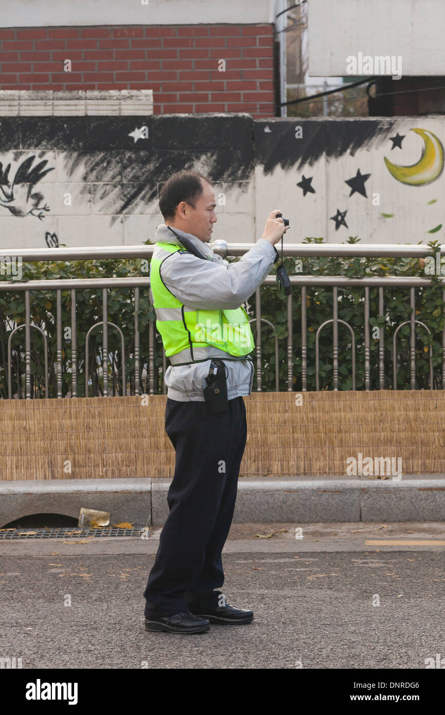 Polizist unter Bild der Unfallstelle - Seoul, Südkorea Stockfoto