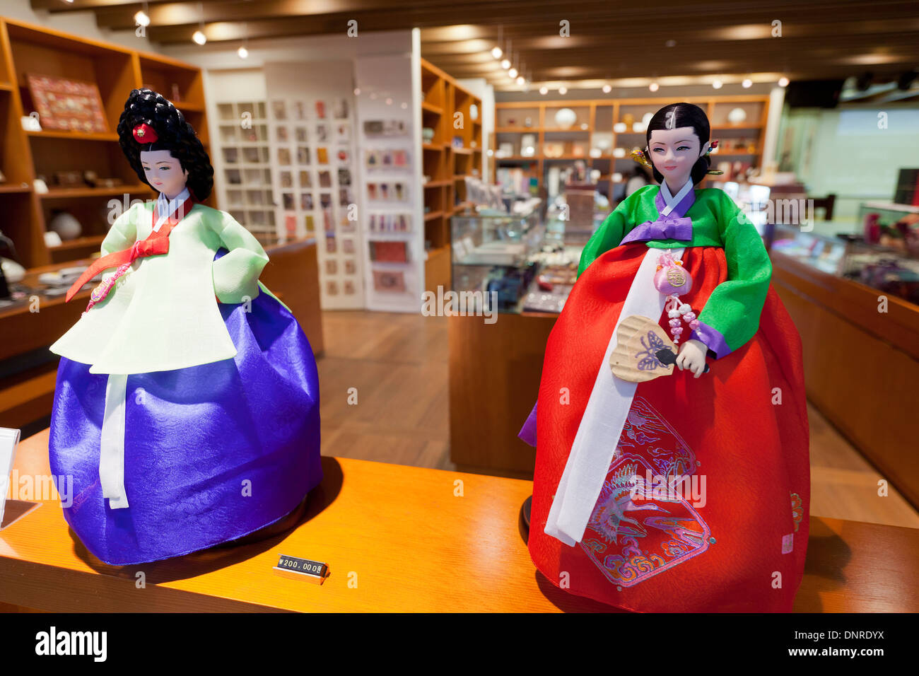 Korean Puppe gekleidet in Hanbok (koreanische Tracht) - Seoul, Südkorea Stockfoto